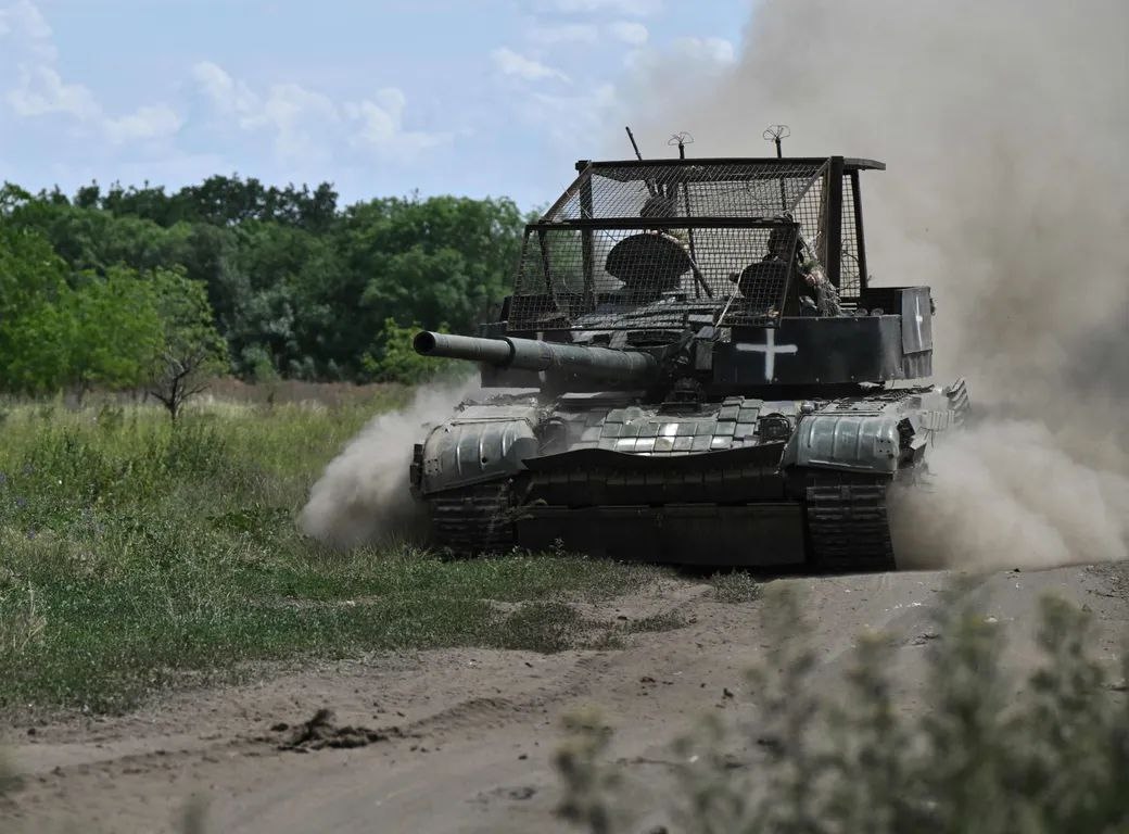 Украинские танки Т-72 с «мангалами» и дополнительной защитой по периметру башни