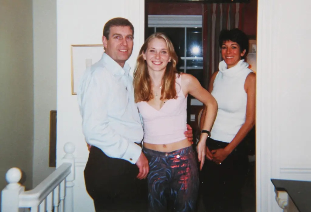 Принц Эндрю в обнимку с Вирджинией Робертс (Джуффре), впоследствии обвинившей его в изнасиловании