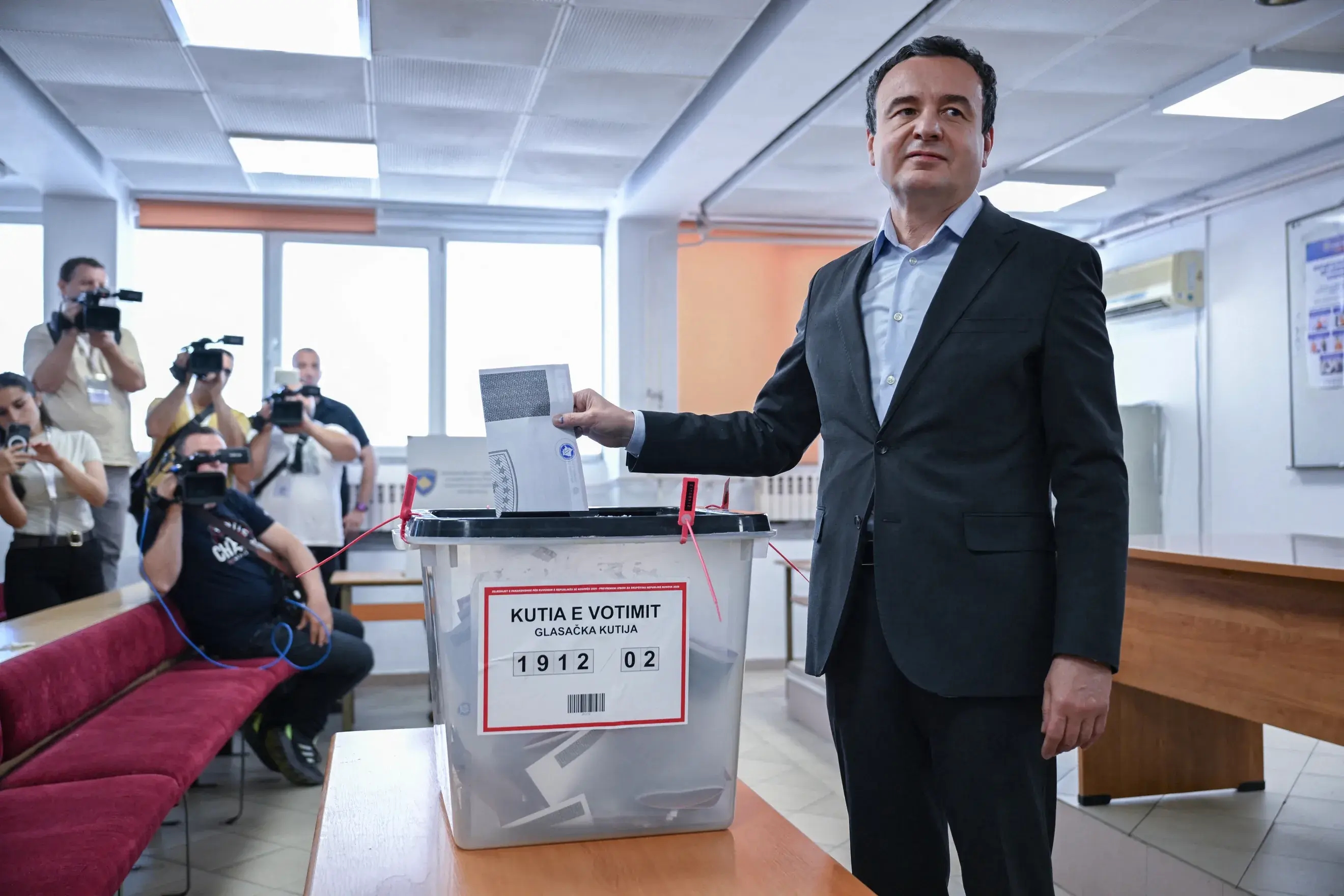 7 июня 2026 года премьер-министр Косово Альбин Курти проголосовал на избирательном участке в Приштине. Фото: Armend Nimani / AFP via Getty Images