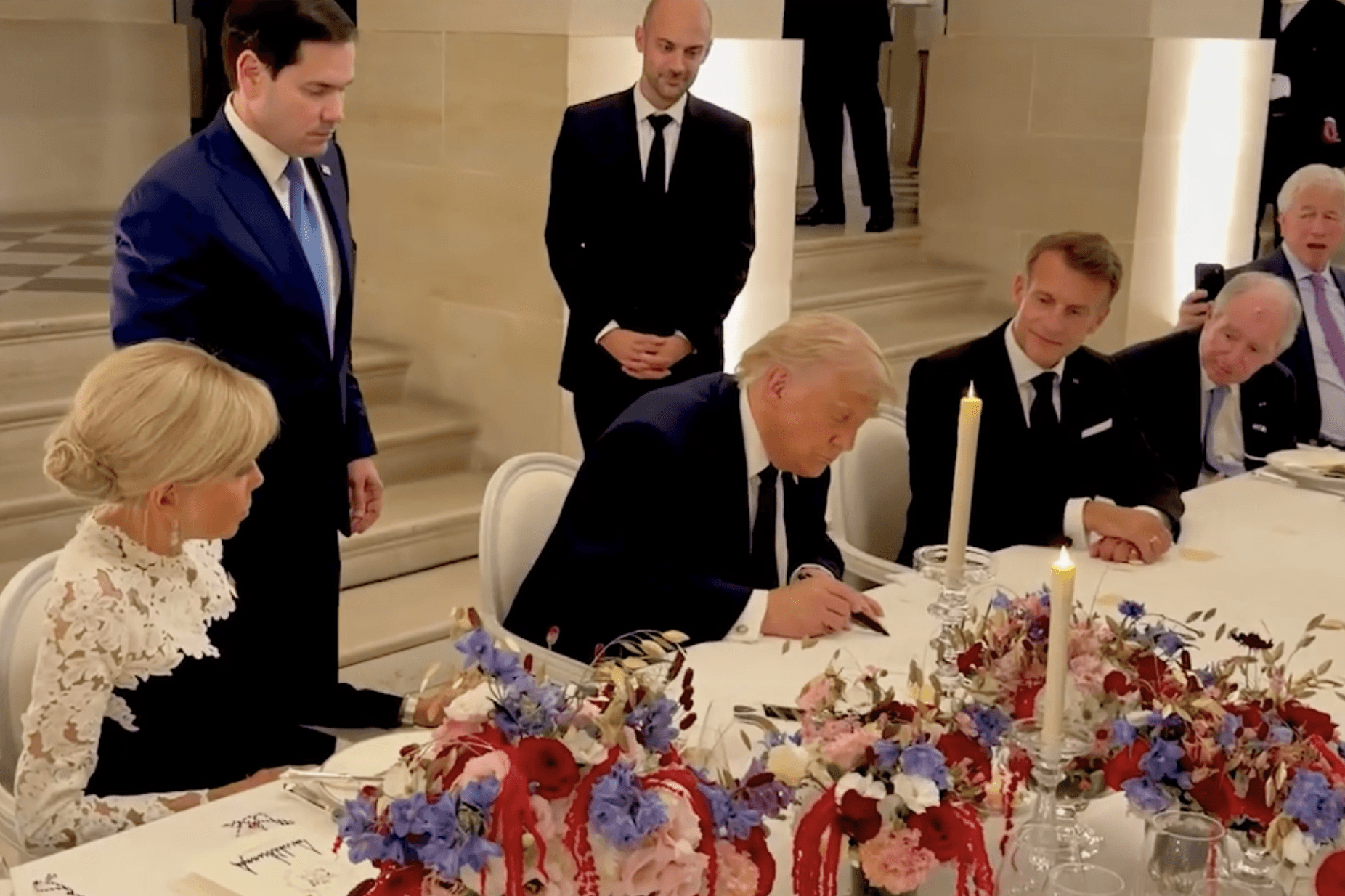 Дональд Трамп показывает только что подписанное соглашение с Ираном. Кадр из видео, опубликованного Белым домом