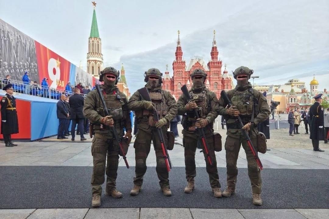 Сотрудники ФСО с ружьями Benellli M2 на параде Победы 9 мая 2026. Фото: Telegram-канал Big Battle Panda