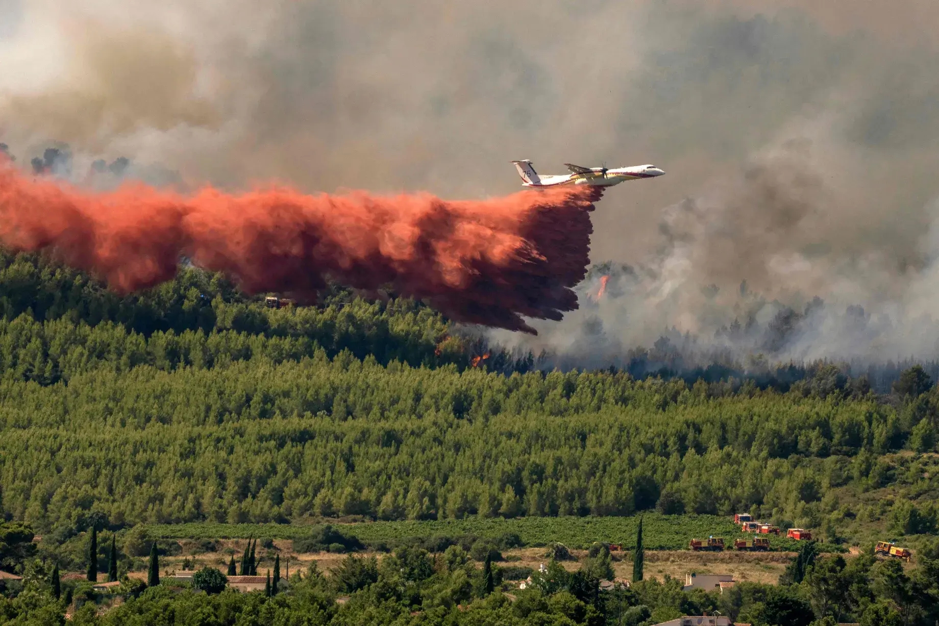 Пожарный самолет в Пузоль-Минервуа на юго-западе Франции. Фото: Идрисс Бигу-Жиль / AFP