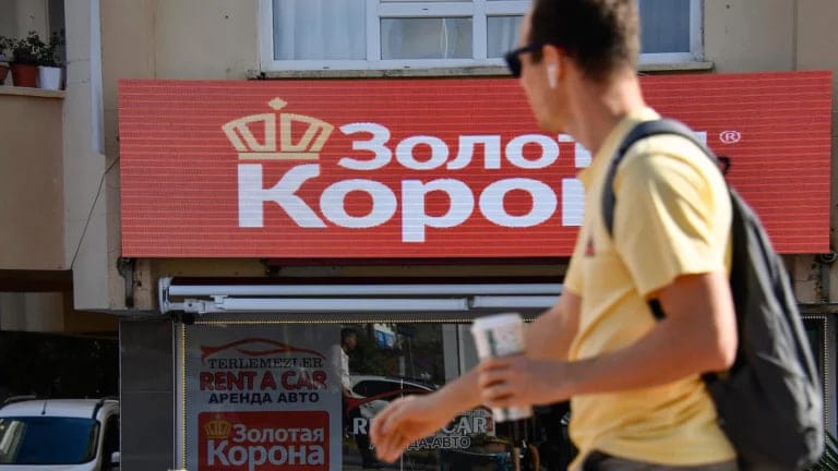Грузинские банки начали отклонять переводы через «Золотую корону» после того, как США ввели санкции против материнской компании — СМИ