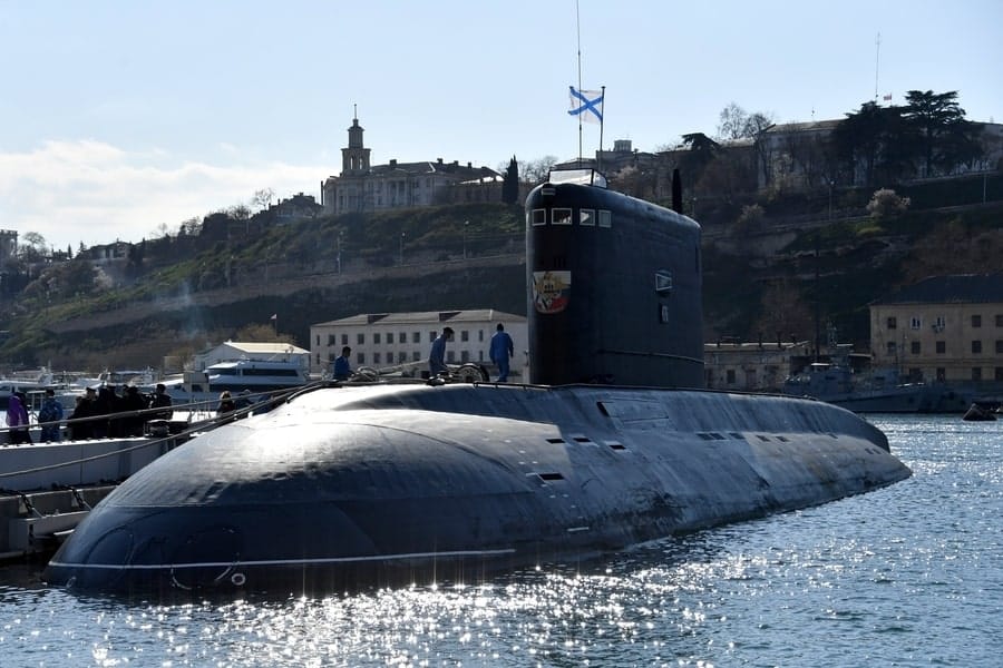 СБУ: В Новороссийске ударами морских дронов поражена российская подлодка класса «Варшавянка», с которой по Украине запускали ракеты «Калибр»