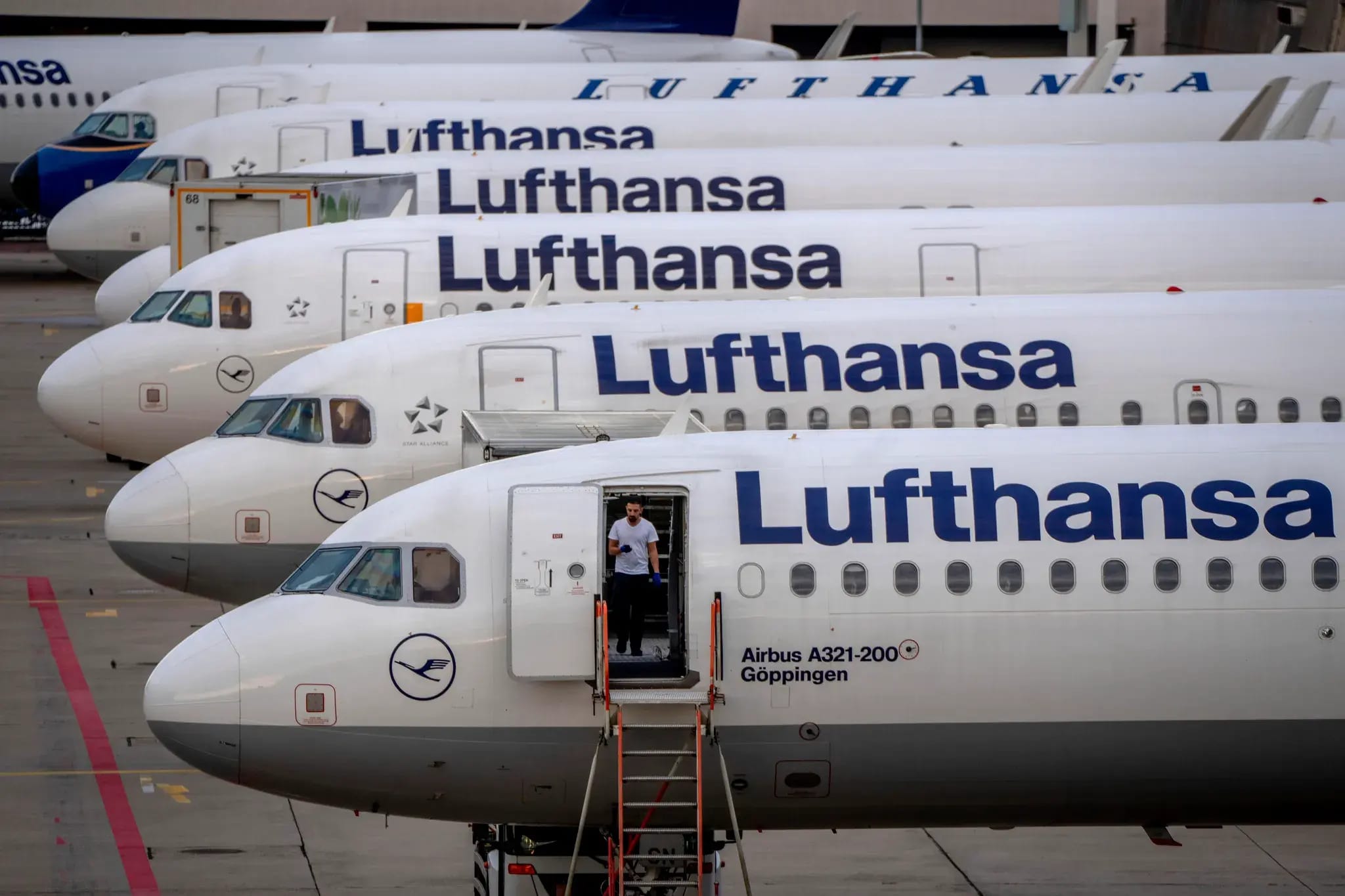 Lufthansa отменяет 20 тысяч рейсов из-за удвоения цен на авиатопливо в свете блокады Ормузского пролива