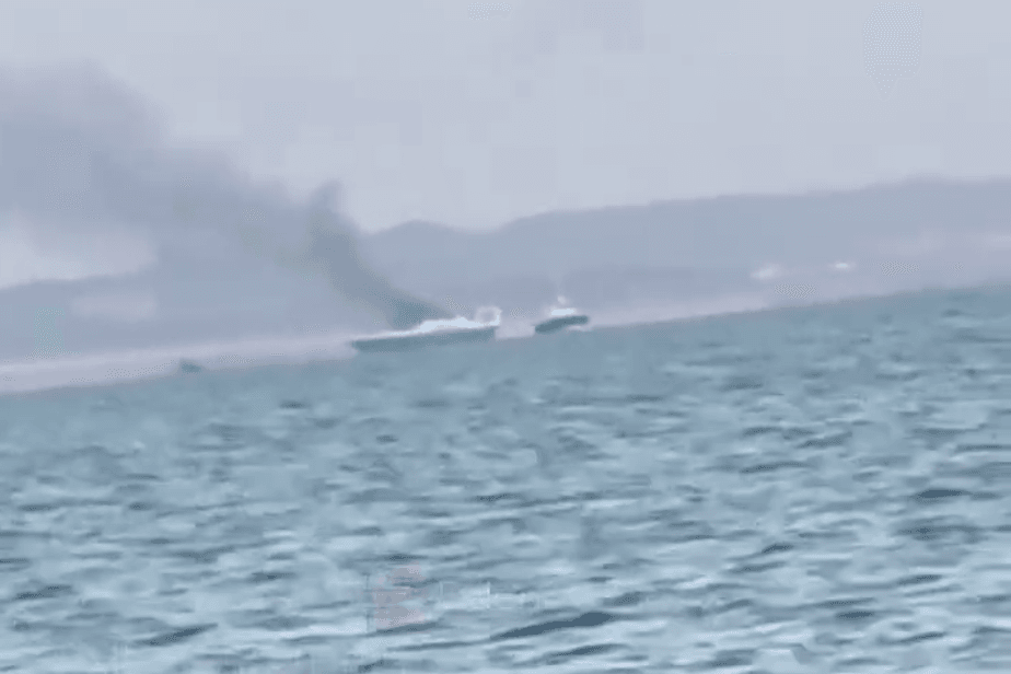 Опубликовано видео с тремя горящими паромами, предположительно, на Керченской переправе. Власти сообщили о закрытии переправы после атаки
