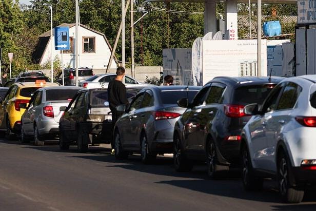 В правительстве впервые напрямую признали связь топливного кризиса с ударами по НПЗ