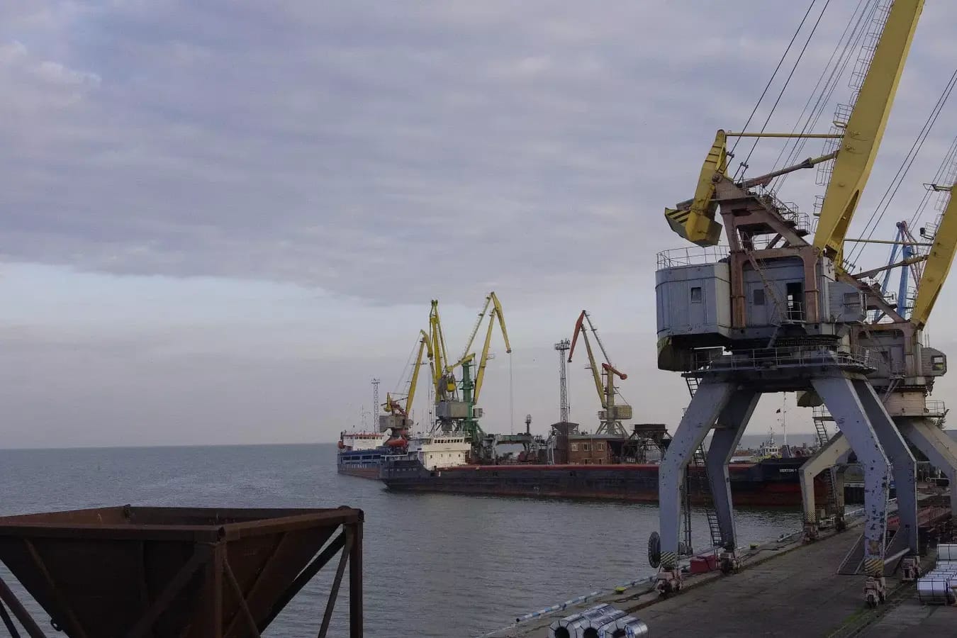 Генштаб ВСУ отчитался об ударе по 21 российскому танкеру в Азовском море. Reuters: РФ остановила судоходство по Азово-Донскому каналу