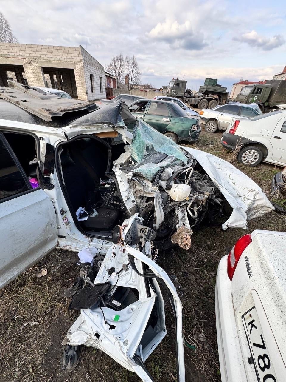 Фото машины белгородца Ильи Ярославцева на штрафстоянке, куда ее увезли после ДТП