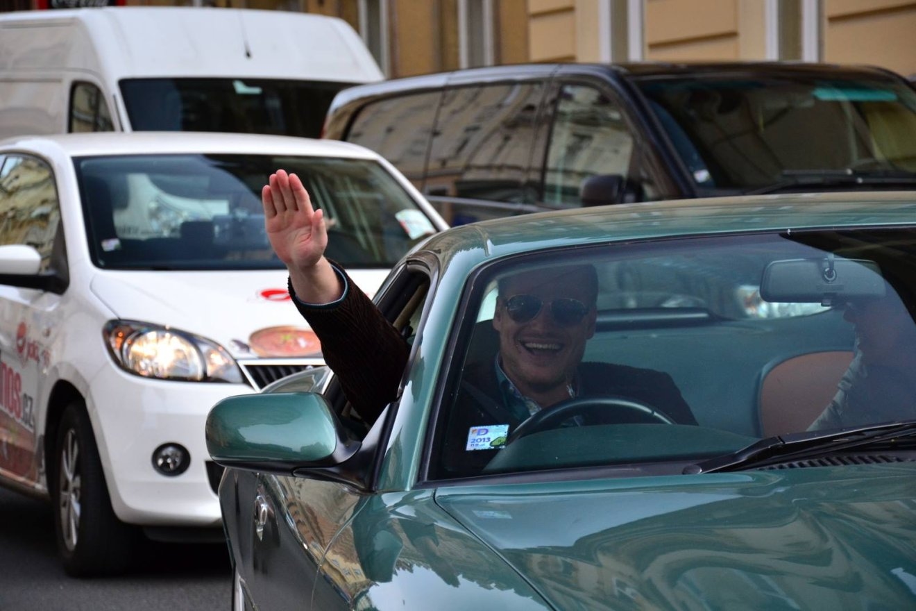 Журналисты обвиняли Турека в том, что он неоднократно выставлял в соцсетях фотографии, на которых он поднимает руку в нацистском приветствии