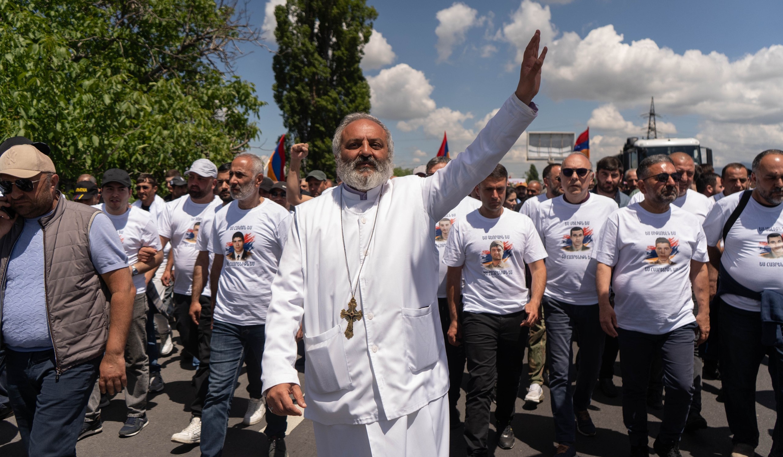 Епископ Баграт Галстанян во главе шествия недовольных политикой Пашиняна