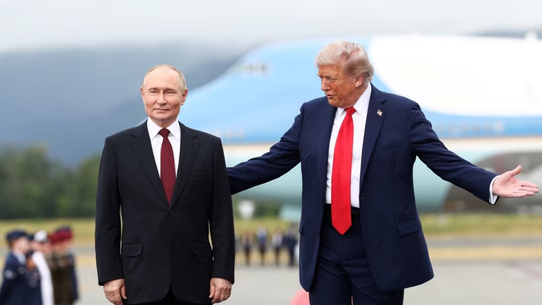 Владимир Путин и Дональд Трамп во время встречи в Анкоридже на Аляске