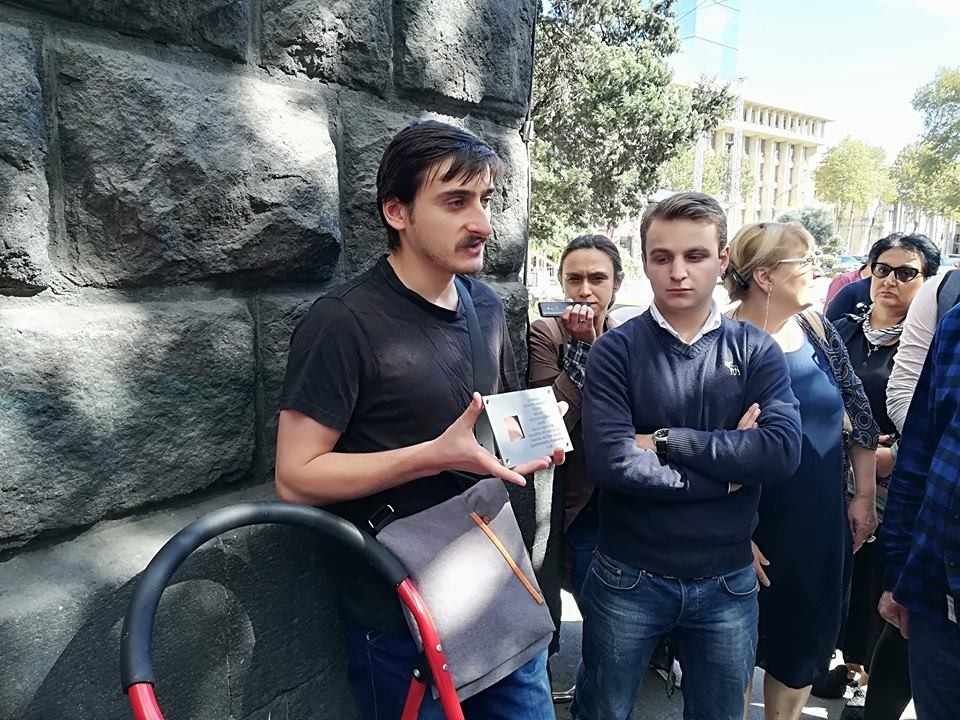 Установка таблички «Последнего адреса» в Тбилиси. Фото: ტაბულა/«Табула»