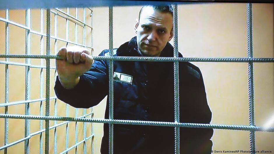 «Космическое путешествие продолжается» — Навальный написал первое письмо из ИК-6, куда его перевели накануне