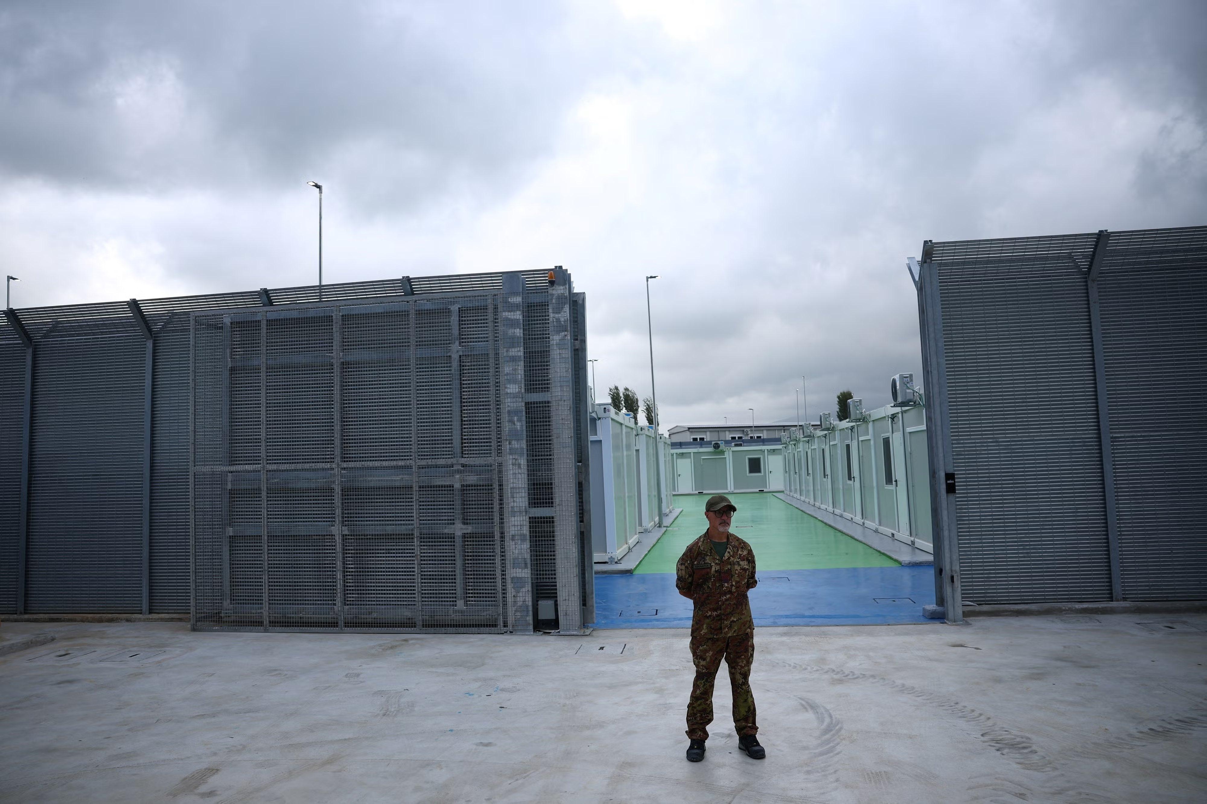 Центр содержания беженцев в Гьядере, Албания, 2024. Florion Goga/Reuters